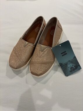 TOMS Girls NWT Gold Glitter Slip Ons size 13